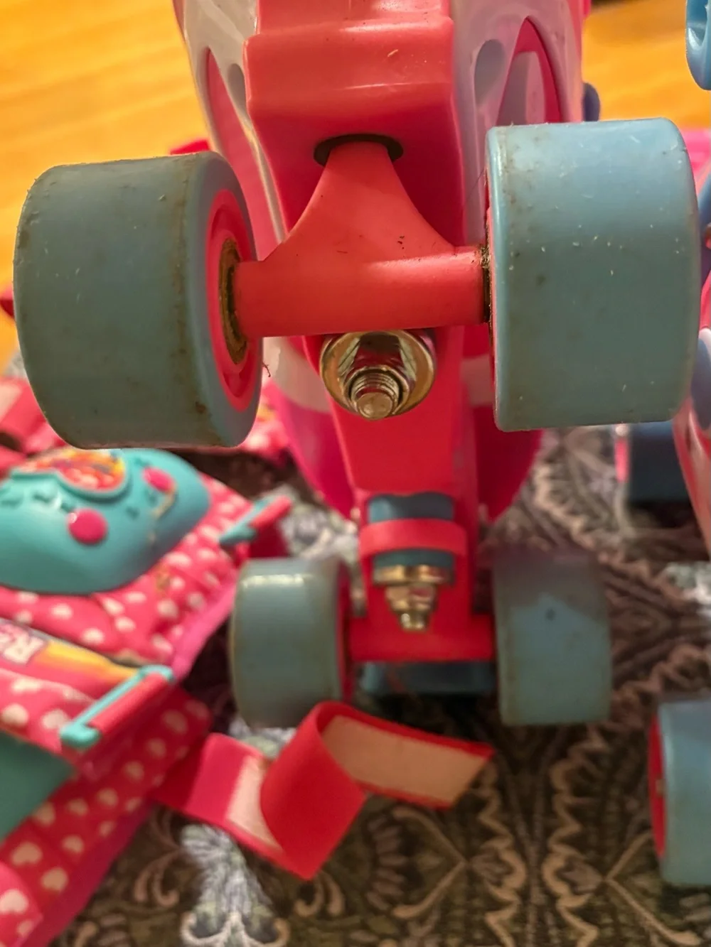 Kids Adjustable Roller Derby Fitness Skates with knee & shoulder pads